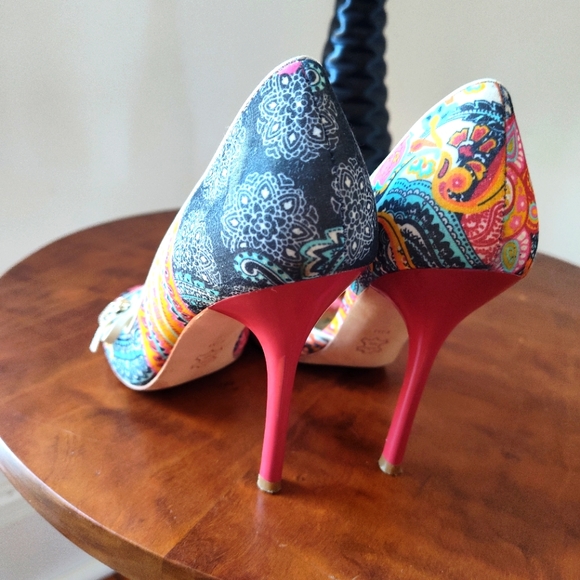 Guess Gwenthuse open toe D'Orsay multi color paisley stiletto pump - Picture 3 of 8